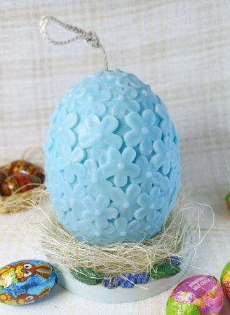 Lumanari - Ou albastre cu flori din ceara de soia + farfurie din ceramica handmade