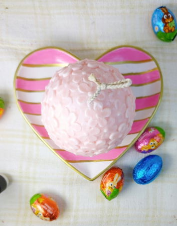 Ou roz cu flori din ceara de soia + farfurie cu dungi albe și roz din ceramica handmade [10]