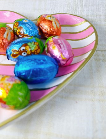 Ou roz cu flori din ceara de soia + farfurie cu dungi albe și roz din ceramica handmade [6]