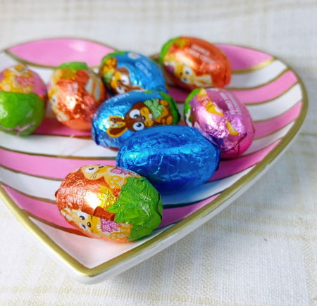 Ou roz cu flori din ceara de soia + farfurie cu dungi albe și roz din ceramica handmade [8]