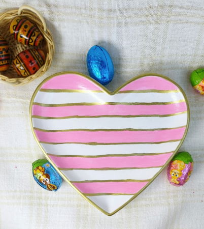 Ou roz cu flori din ceara de soia + farfurie cu dungi albe și roz din ceramica handmade [3]