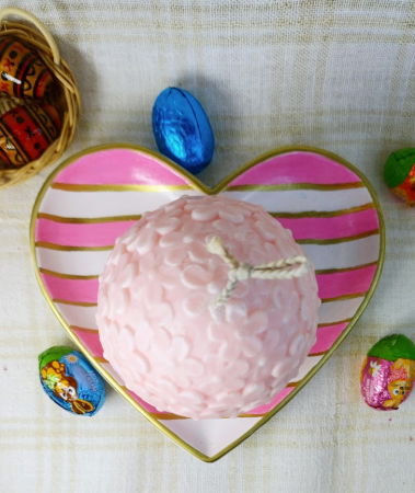 Ou roz cu flori din ceara de soia + farfurie cu dungi albe și roz din ceramica handmade [2]