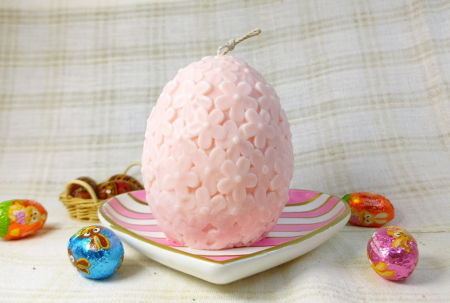 Lumanari - Ou roz cu flori din ceara de soia + farfurie cu dungi albe și roz din ceramica handmade