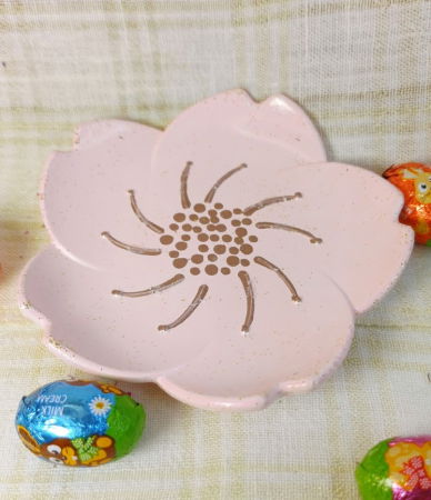 Ou roz cu flori din ceara de soia + farfurie din ceramica handmade roz [7]