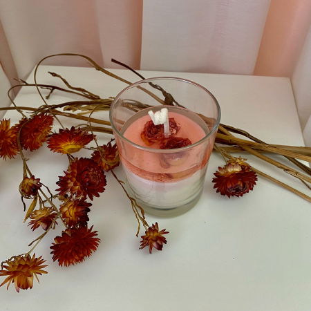 Lumanare parfumata, decorata cu boboci de trandafiri naturali, in pahar de sticla. [1]