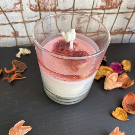 Lumanare parfumata, decorata cu boboci de trandafiri naturali, in pahar de sticla. [4]