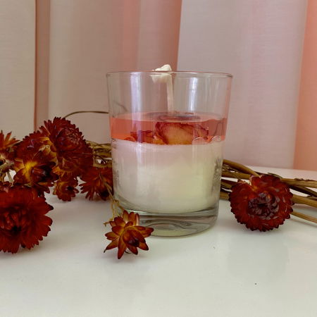 Lumanare parfumata, decorata cu boboci de trandafiri naturali, in pahar de sticla. [5]