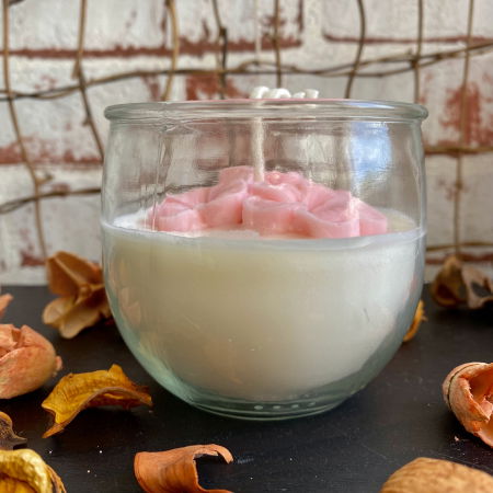 Lumanare parfumata, alba, decorata cu flori roz, in pahar de sticla. [2]