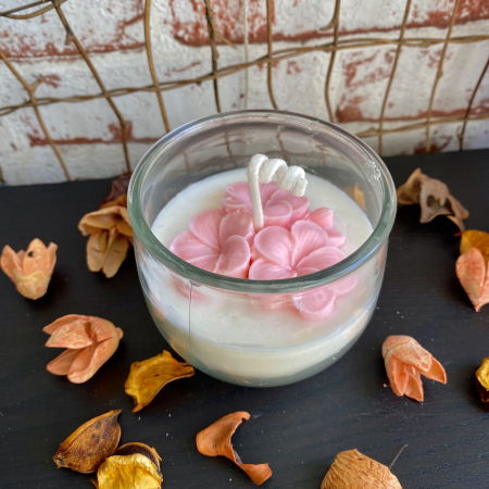 Lumanare parfumata, alba, decorata cu flori roz, in pahar de sticla. [1]