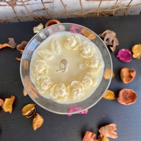 Recipient upcycled - Lumanare parfumata, decorata cu trandafirasi din ceara, in pahar vintage