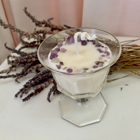 Lumanare parfumata, decorata cu coronita de ametiste, in pahar vintage [2]