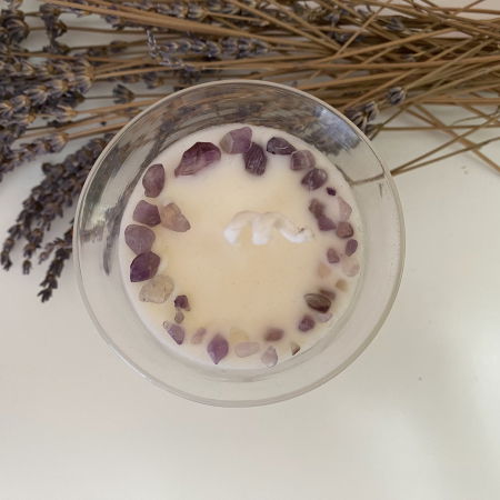 Lumanare parfumata, decorata cu coronita de ametiste, in pahar vintage [3]