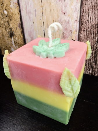 Lumanare parfumata " Rasta cub " , in trei culori. [1]