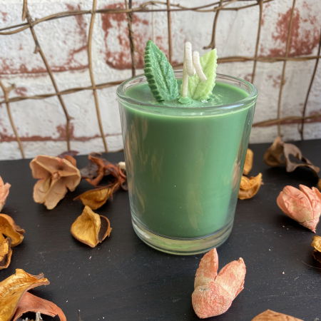 In recipient din sticla - Lumanare parfumata " Rasta cu frunze " in  pahar mic, verde
