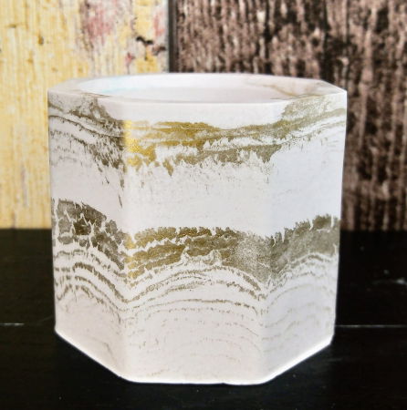 Ceramica handmade - Recipient (pahar) hexagonal din ceramica alb/auriu