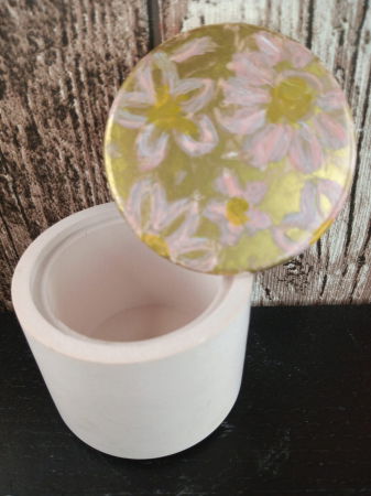 Recipient rotund (pahar), roz, din ceramica, cu capac pictat manual. [2]