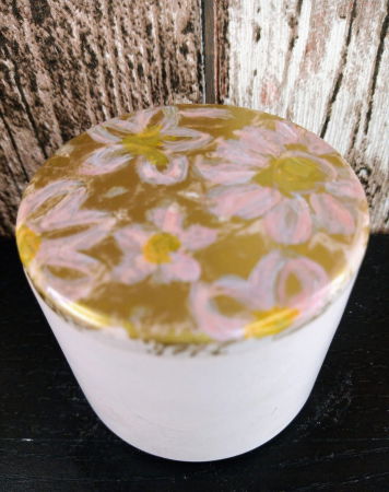 Recipient rotund (pahar), roz, din ceramica, cu capac pictat manual. [5]