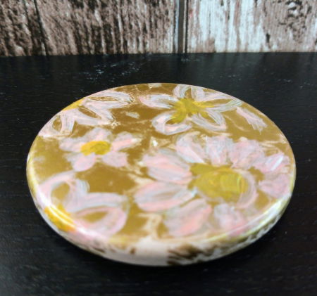 Recipient rotund (pahar), roz, din ceramica, cu capac pictat manual. [4]