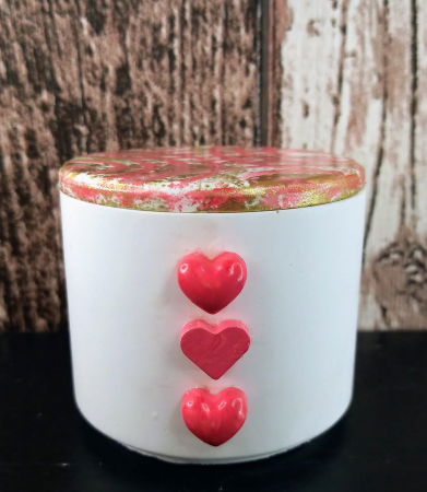 Recipient rotund (pahar), alb, din ceramica, cu capac pictat manual. [1]