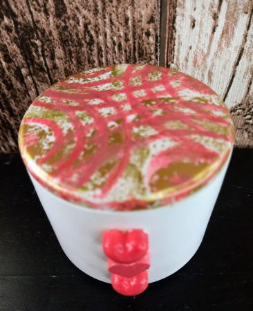 Recipient rotund (pahar), alb, din ceramica, cu capac pictat manual. [3]