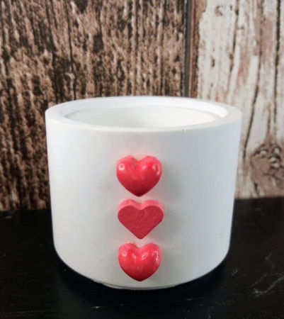 Recipient rotund (pahar), alb, din ceramica, cu capac pictat manual. [4]