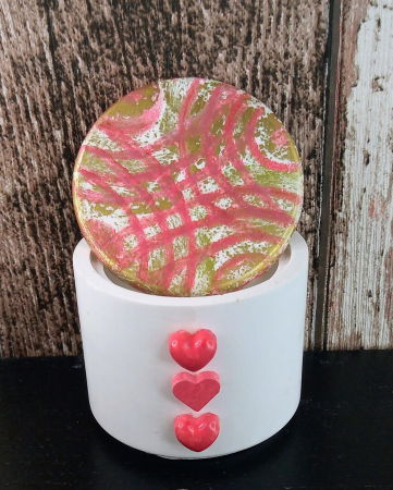 Recipient rotund (pahar), alb, din ceramica, cu capac pictat manual. [5]