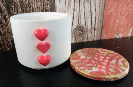 Recipient rotund (pahar), alb, din ceramica, cu capac pictat manual. [2]