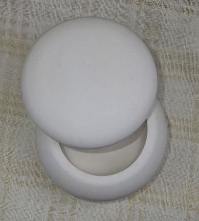 Caseta bijuterii - recipient rotund, alb, din ceramica, cu capac. [2]