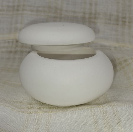 Caseta bijuterii - recipient rotund, alb, din ceramica, cu capac. [6]