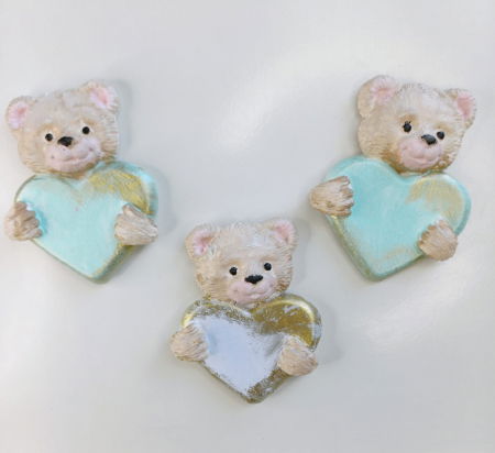 Decoratiuni - "Magneți de frigider din ceramica, "ursulet cu inimoare", lucrati si pictati manual.