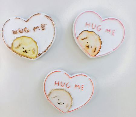 Ceramica handmade - Magneți de frigider 'Hug Me', din ceramica , lucrati si pictati manual.