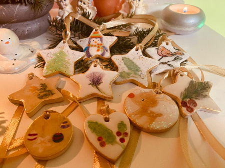 Decoratiuni - Set de 5 diferite decoratiuni din ceramica pentru bradul de Craciun