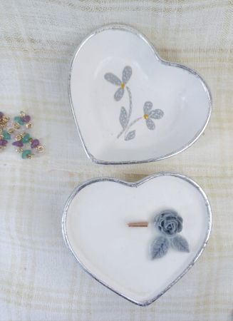 In recipient din ceramica handmade - Set decorativ - lumanare parfumata in vas inimioara plus vas inimioara decor.