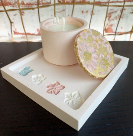 Set decorativ  alb/roz cu flori imprimate. [4]