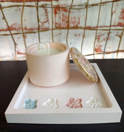 Set decorativ  alb/roz cu flori imprimate. [8]