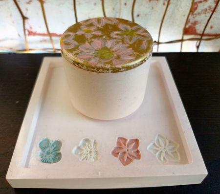 Set decorativ  alb/roz cu flori imprimate. [24]