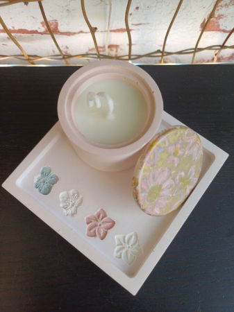 Set decorativ  alb/roz cu flori imprimate. [2]