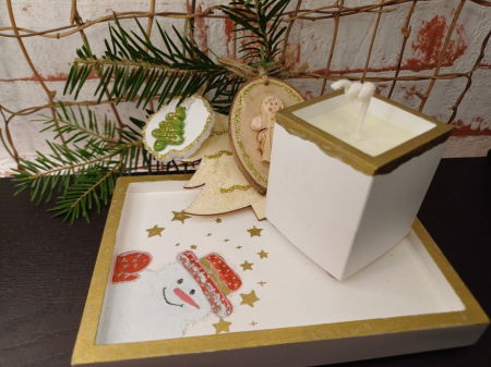 Set decorativ  Craciun - lumanare din ceara de soia si suport dreptungiular din ceramica alb auriu [8]