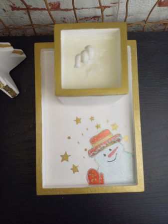 Set decorativ  Craciun - lumanare din ceara de soia si suport dreptungiular din ceramica alb auriu [11]