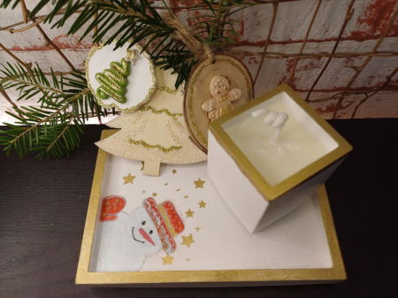In recipient din ceramica handmade - Set decorativ  Craciun - lumanare din ceara de soia si suport dreptungiular din ceramica alb auriu