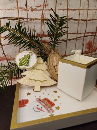 Set decorativ  Craciun - lumanare din ceara de soia si suport dreptungiular din ceramica alb auriu [2]