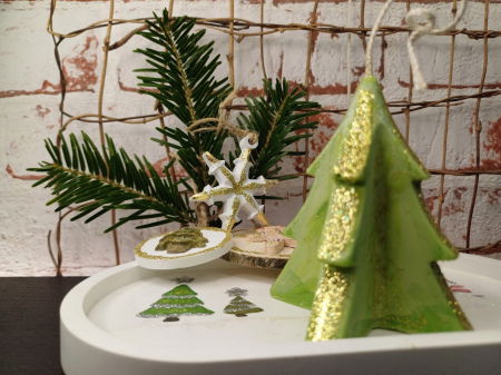 Set decorativ de Craciun: lumanare bradut plus suport oval pictat manual [1]