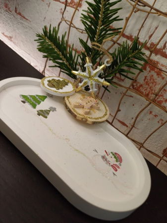 Set decorativ de Craciun: lumanare bradut plus suport oval pictat manual [5]