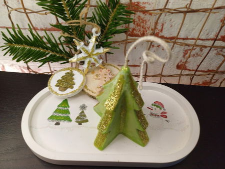 Set decorativ de Craciun: lumanare bradut plus suport oval pictat manual