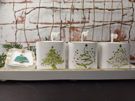 In recipient din ceramica handmade - Set decorativ - trei lumanari din ceara de soia turnate in pahare de ceramica plus suport dreptunghiular din ceramica.