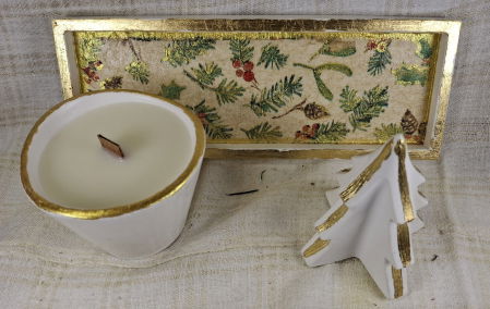 In recipient din ceramica handmade - Set decorativ de Craciun - lumanare alba din ceara de soia plus suport din ceramica handmade