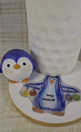 Set decorativ de Craciun - 'Merry Pinguini' lumanare alba din ceara de soia plus suport din ceramica handmade [6]