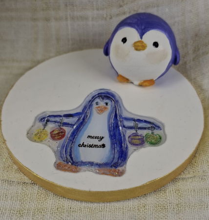 Set decorativ de Craciun - 'Merry Pinguini' lumanare alba din ceara de soia plus suport din ceramica handmade [10]