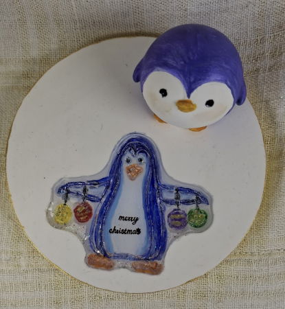 Set decorativ de Craciun - 'Merry Pinguini' lumanare alba din ceara de soia plus suport din ceramica handmade [9]