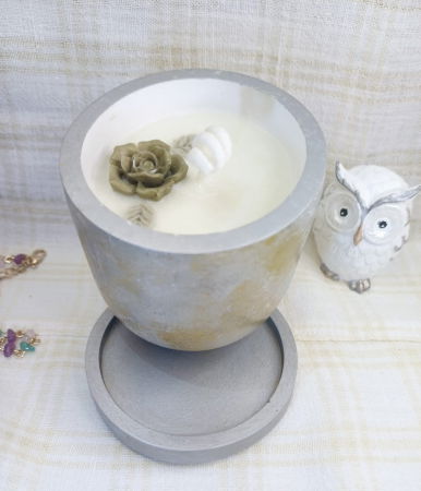 In recipient din ceramica handmade - Set decorativ - lumanare in pahar ceramic argintiu plus suport rotund mic